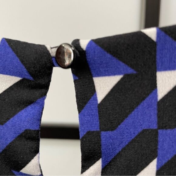 [s] Calvin Klein Black, White & Blue Geometric Patterned Sleeveless Blouse Tank - Picture 12 of 14